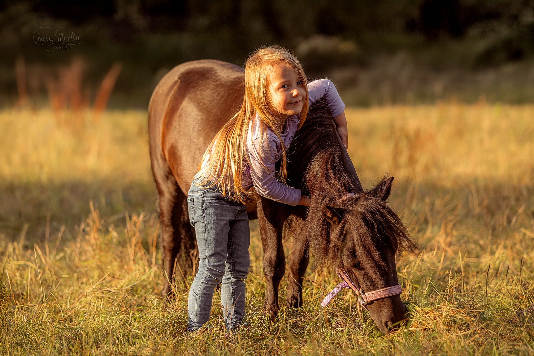Kind umarmt ein Pony