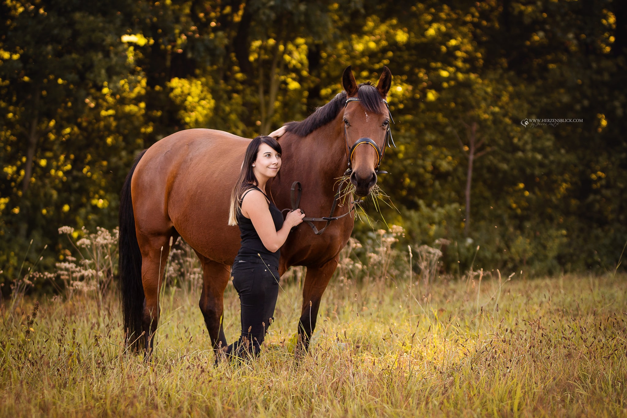 Julia Steinhardt mit Stute Lexy auf der Sommerwiese
